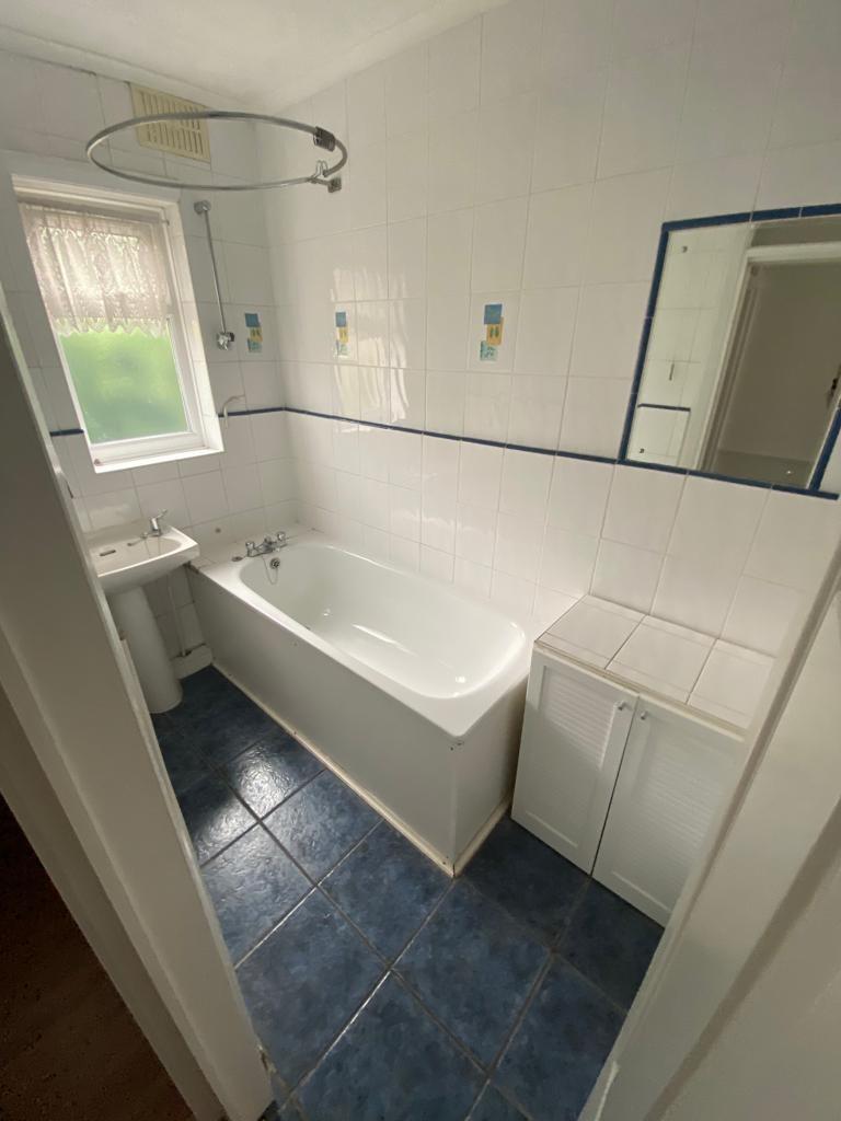 Lot: 44 - MID-TERRACE HOUSE FOR IMPROVEMENT - bathroom